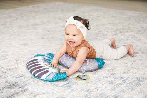 Infantino Grow-With-Me 3 az 1-ben pocakpárna zongorával