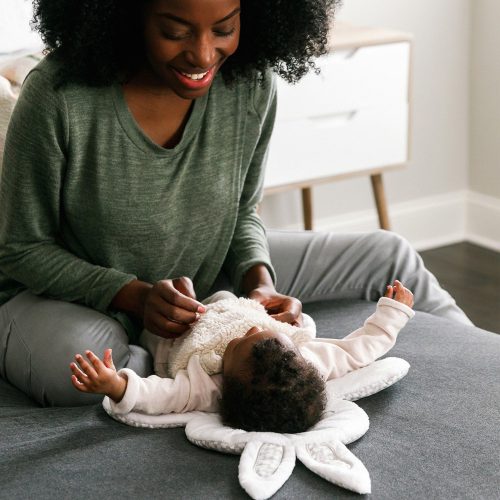 INGENUITY Rezgő pihenőszék dallamokkal és fénnyel, Twinkle Tails™, 0 hó+, 9 kg -ig