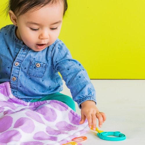 Bright Starts Morzsolókendő C karikán Little Taggies lila pöttyök 0hó+