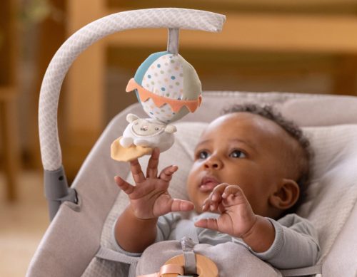 INGENUITY Masszázs vibráló hintaszék melódiával Soulful Skies™ 0m+ 9kg-ig