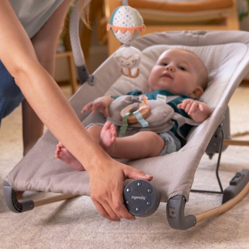 INGENUITY Masszázs vibráló hintaszék melódiával Soulful Skies™ 0m+ 9kg-ig