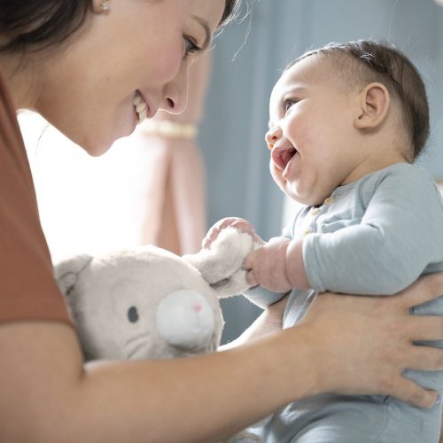 INGENUITY Plüss játék nyuszi dalamokkal, Sylvi™, 0 hó+