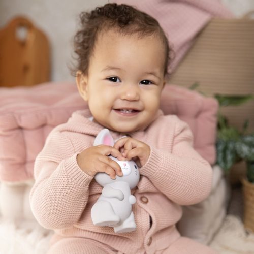 INGENUITY Kaucsuk rágóka, nyuszi, Sylvi™, 0 hó+