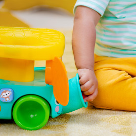 Bright Starts Autó bedobálható labdákkal Pop & Roll Safari Bus™ 6hó+