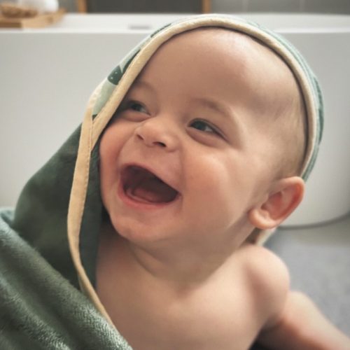 Petite&Mars Bambusz törölköző kapucnival Loulou Rosy Wilderness 100 x 100 cm