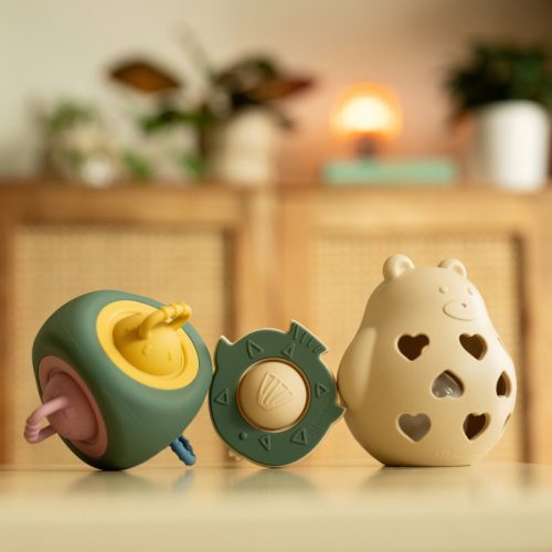 Petite&Mars Szilikon játék csörgővel Bear Basil Misty Green 0m+