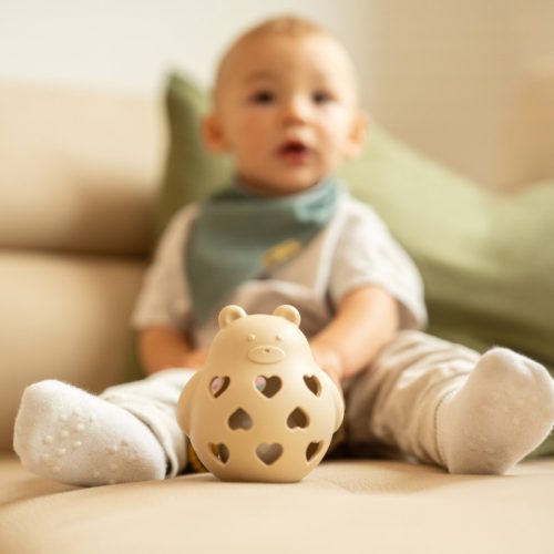 Petite&Mars Szilikon játék csörgővel Bear Basil Desert Sand 0m+