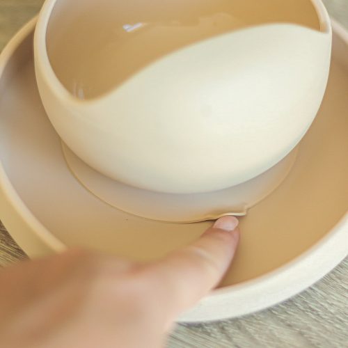 Petite&Mars Szilikon tál tapadókoronggal Take&Match Velvet Latte 6m+