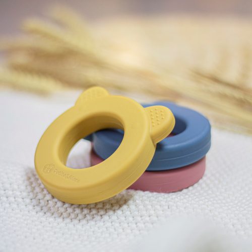 Petite&Mars Beary Szilikon rágóka csörgővel, Intense Ochre, 0 hó+