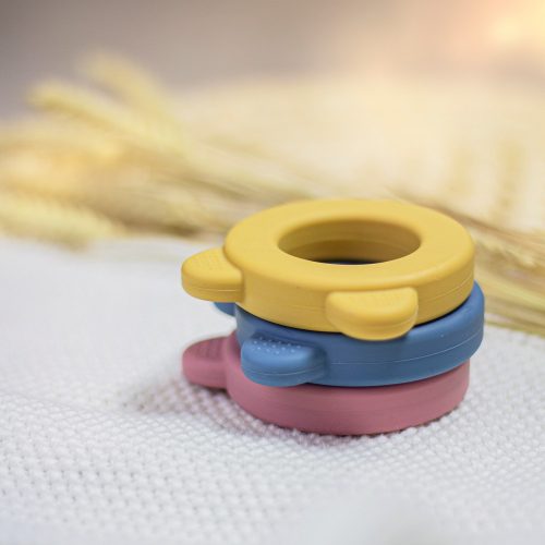 Petite&Mars Beary Szilikon rágóka csörgővel, Intense Ochre, 0 hó+