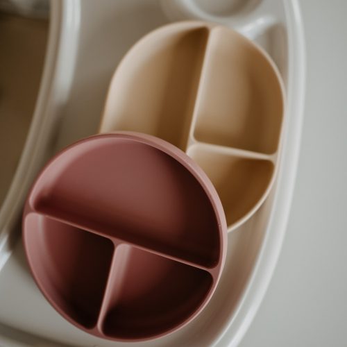 Petite&Mars Szilikon osztott tányér, kerek Take&Match Velvet Latte 6m+