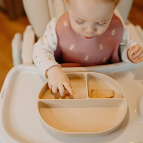 Petite&Mars Szilikon osztott ovális tányér, Take&Match, Misty Green, 6 hó+