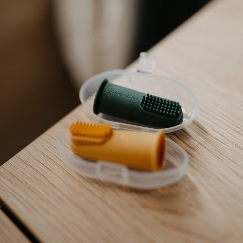 Petite&Mars Szilikon ujjra húzható 2 db fogkefe szett, Ochre&Green, 0 hó+