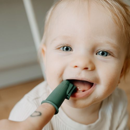 Petite&Mars Szilikon ujjra húzható 2 db fogkefe szett, Ochre&Green, 0 hó+