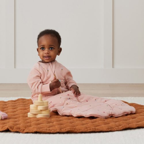 ERGOPOUCH Alvózsák ujjakkal organikus pamut 3-12 hónap 6-10 kg 2,5 tog - Jersey Daisies