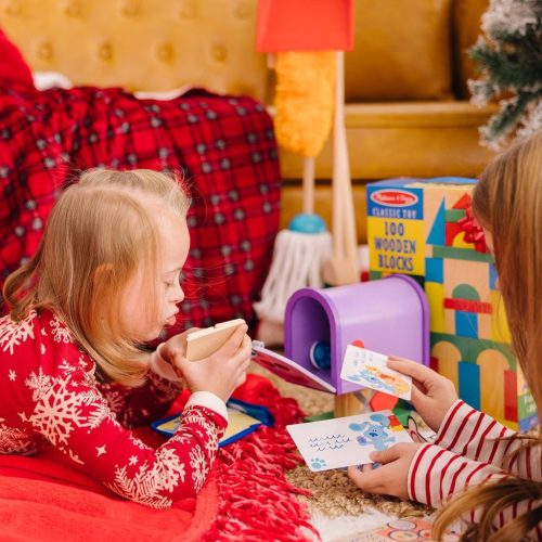 Melissa & Doug azúrkék nyomok és te fa postaláda készlet