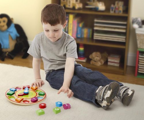 Melissa & Doug fa készségfejlesztő játék, formaillesztő óra